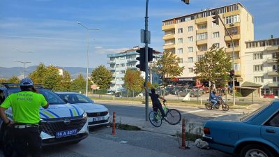Bursa'nın Orhangazi ilçesinde karşıdan karşıya geçen vatandaşların karıştığı trafik kazalarında