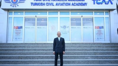 Ulaştırma ve Altyapı Bakanı Abdulkadir Uraloğlu, havayolu firmalarıyla gerçekleştirilen toplantının