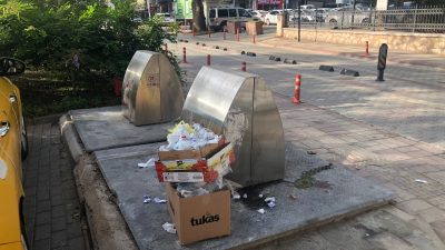 Bursa'nın Orhangazi ilçesinde yer altında bulunan çöp konteynerlerinin boş olduğu