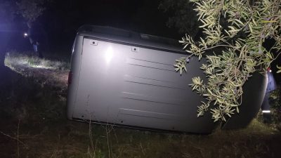 Bursa'nın Orhangazi ilçesinde yol kenarına park edilen ticari araç, içinde