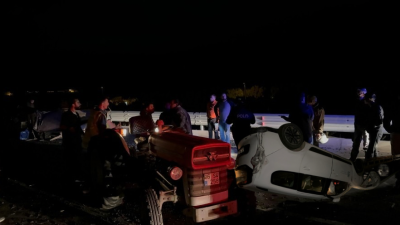 Bursa'nın İznik ilçesinde traktör ile otomobil çarpıştı, otomobil metrelerce sürüklendi.