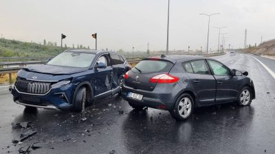 Bursa'da, Gebze-Orhangazi-İzmir Otoyolunda yaşanan trafik kazasında yağışlı havada kontrolden çıkan