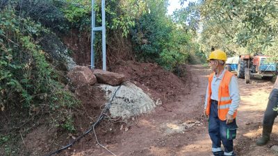 Bursa'nın Orhangazi ilçesinde çalışmak için çıktığı elektrik direğinden koruma ipinin