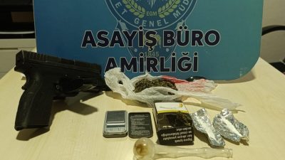 Bursa'da uyuşturucu ve silah  bulunan araç ile kaçan şahıslar,