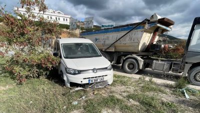 Bursa'da, Yalova yolu üzerinde meydana gelen trafik kazasında kırmızı ışıkta