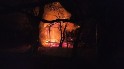 Bursa'nın Orhangazi ilçesinde bir bağ evine ait çardak, çıkan yangın