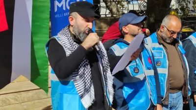 Anadolu Gençlik Dergisi Orhangazi Temsilciliği Cuma namazı çıkışında Cumhuriyet Alanında