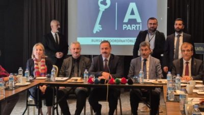 Anahtar Parti Genel Başkanı Yavuz Ağıralioğlu, Bursa'da basın açıklaması düzenledi.