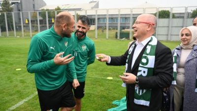 AK Parti Bursa İl Başkanı Davut Gürkan, Bursaspor'a ziyaret gerçekleştirdi.