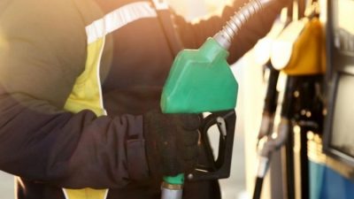 Küresel piyasalarda petrol fiyatlarında yaşanan düşüş ve dövizdeki değişiklikler akaryakıta