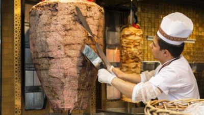Dışarıda yenilen yiyeceklerin başında döner ve hamburger geliyor. Son dönemlerde