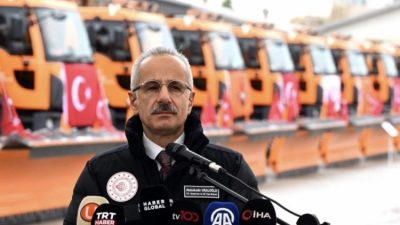 Ulaştırma ve Altyapı Bakanı Abdulkadir Uraloğlu, Karayolları Genel Müdürlüğü ekiplerinin,