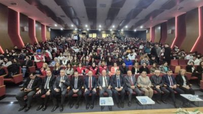 Bursa Büyükşehir Belediye Başkanı Mustafa Bozbey, Mudanya Üniversitesi'nde gençlerle buluştu.