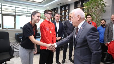  Bursa Büyükşehir Belediye Başkanı Mustafa Bozbey, Bursa Büyükşehir Belediyespor’un milli