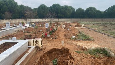 Bursa’nın Orhangazi ilçesinde bulunan yeni mezarlıkta her yağış döneminde yaşanan