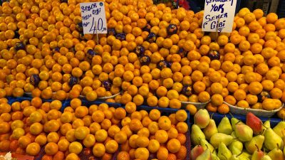 Yeni hafta ile birlikte Orhangazi’de kurulan pazarda satılan sebze ve