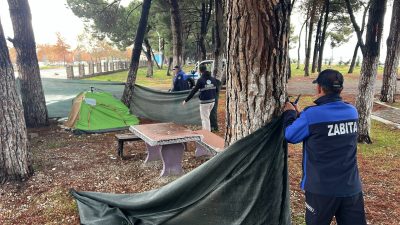 Bursa'nın Orhangazi ilçesinde İznik gölü kenarında bulunan günü birlik çadırlar,