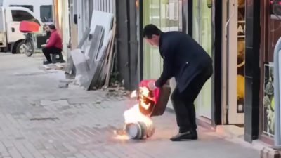 Bursa'nın Gemlik ilçesinde meydana gelen olayda dükkan içinde yanan bir