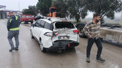 Bursa'nın Orhangazi ilçesinde meydana gelen trafik kazasında kırmızı ışıkta bekleyen