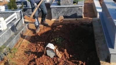 Bursa'nın Orhangazi ilçesinde ki şehir mezarlığında ki mezarlarda, yağışlar sonrasında