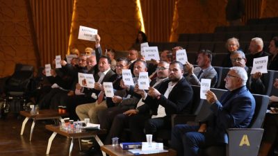 Gemlik belediyesi'nde dün yapılan mecliste kayyım protestosu yaşandı. Meclisin CHP'li
