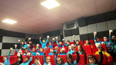 Orhangazi Belediye Başkanı Bekir Aydın, Koç İlkokulu öğrencilerine verdiği sinema