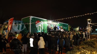 Bursaspor Teknik Direktörü Pablo Martin Batalla ile futbolcular Ahmet İlhan