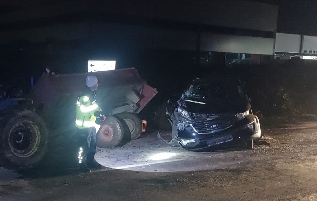 Bursa'nın Orhangazi ilçesinde meydana gelen trafik kazasında, otomobil ile römorkunda