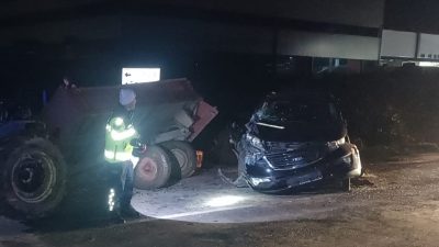 Bursa'nın Orhangazi ilçesinde meydana gelen trafik kazasında, otomobil ile römorkunda