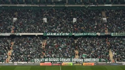 Lider Bursaspor bugün Karşıyaka'yla evinde oynayacağı maçta galibiyet peşinde koşacak.