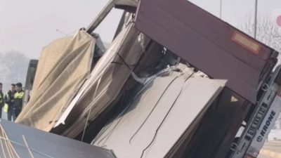 Bursa'nın İnegöl ilçesinde kontrolden çıkan sunta yüklü tır devrildi. Kaza