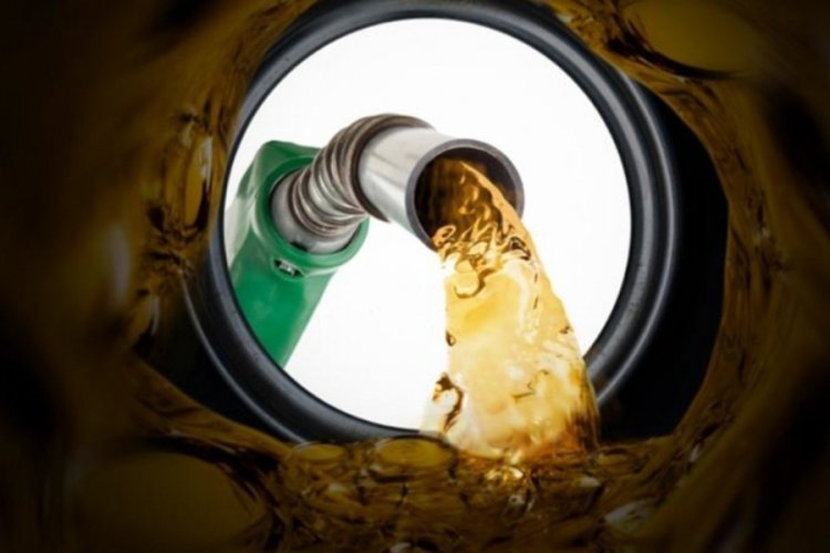 Motorinin litresine bu gece yarısından itibaren 58 kuruş zam bekleniyor.