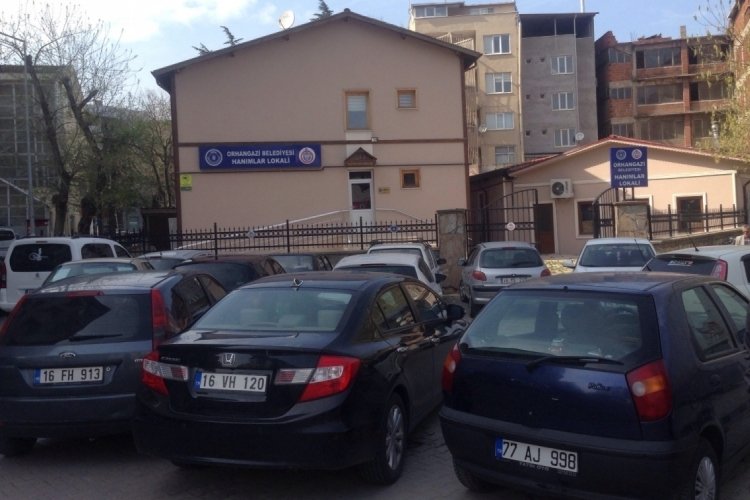Bursa'nın Orhangazi ilçesinde, günden güne artan otopark sorunu ve bazı