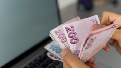 Memur ve emeklilerin maaş zam oranı için geri sayım başladı.