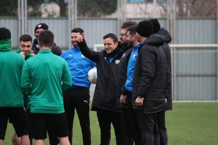 Bursaspor, Antalya kampı öncesi evinde son antrenmanını basına açık bir