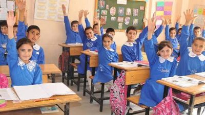 Okullarda serbest kıyafet uygulaması kaldırıldı. Yeni düzenlemeye göre, ilkokul, ortaokul
