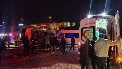 Bursa'nın Orhangazi ilçesinde dün gece 2 fabrika işçi servisinin çarpıştığı