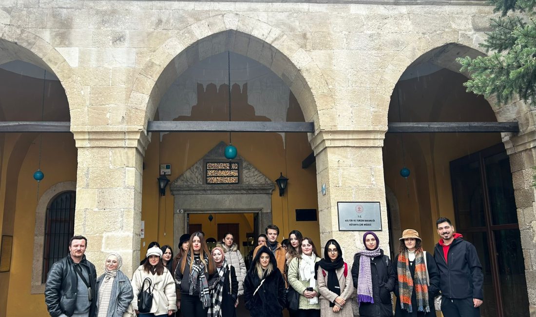  ‘Gençlik Bursa’da yollarda’ projesiyle Bursa’da yaşayan gençlere ücretsiz turlarla kenti