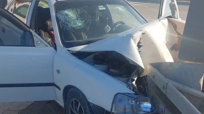 Orhangazi-Bursa yolu üzerinde sürücünün kontrolünden çıkan otomobil, otoban kavşağındaki bariyerelere