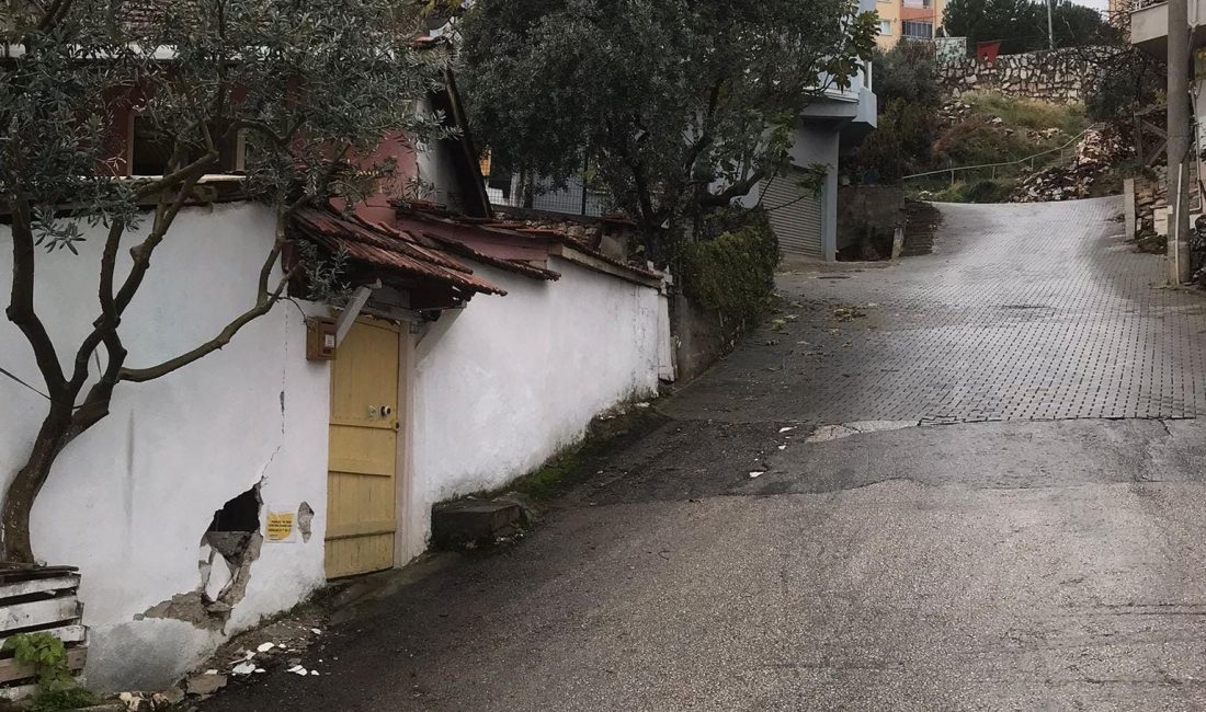 Bursa’nın Orhangazi ilçesinde, yasak olan sokaktan giriş yapan traktör yokuş