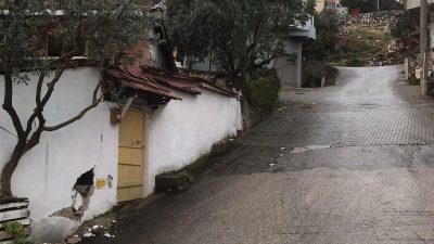 Bursa’nın Orhangazi ilçesinde, yasak olan sokaktan giriş yapan traktör yokuş