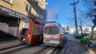 Bursa'nın Orhangazi ilçesinde bir apartmanın içinden gelen dumanlar,  yapılan
