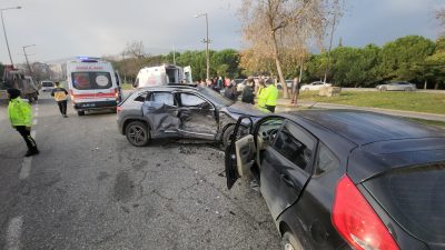 Bursa'nın Orhangazi ilçesinde meydana gelen trafik kazasında, kırmızı ışıkta geçtiği