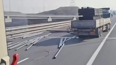 Osmangazi köprüsü yakınlarında meydana gelen olayda, seyir halindeki bir tırın