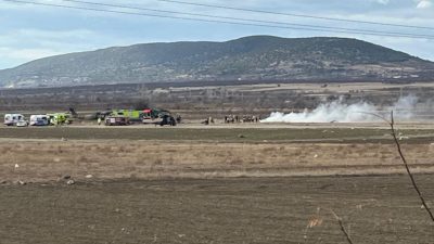 Isparta'nın Keçiborlu ilçe merkezinde bir akaryakıt istasyonunun yanına askeri helikopter