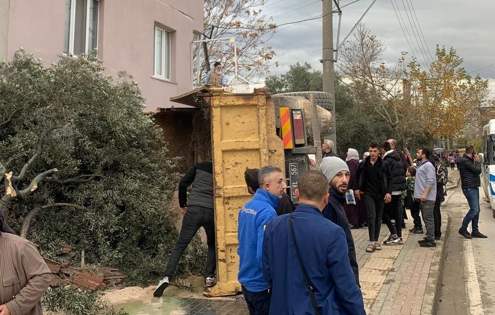 Bursa'nın Orhangazi ilçesinde meydana gelen olayda, frenleri patlayan kamyon yokuş