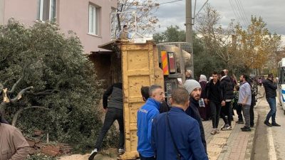 Bursa'nın Orhangazi ilçesinde meydana gelen olayda, frenleri patlayan kamyon yokuş