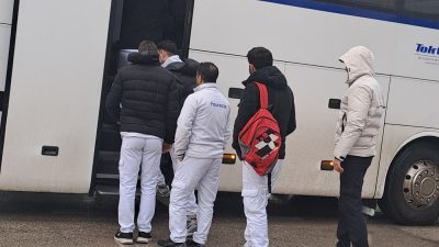 Bursa'nın Orhangazi ilçesinde fabrikalarda çalışan vatandaşların servis bekleme alanlarındaki durak
