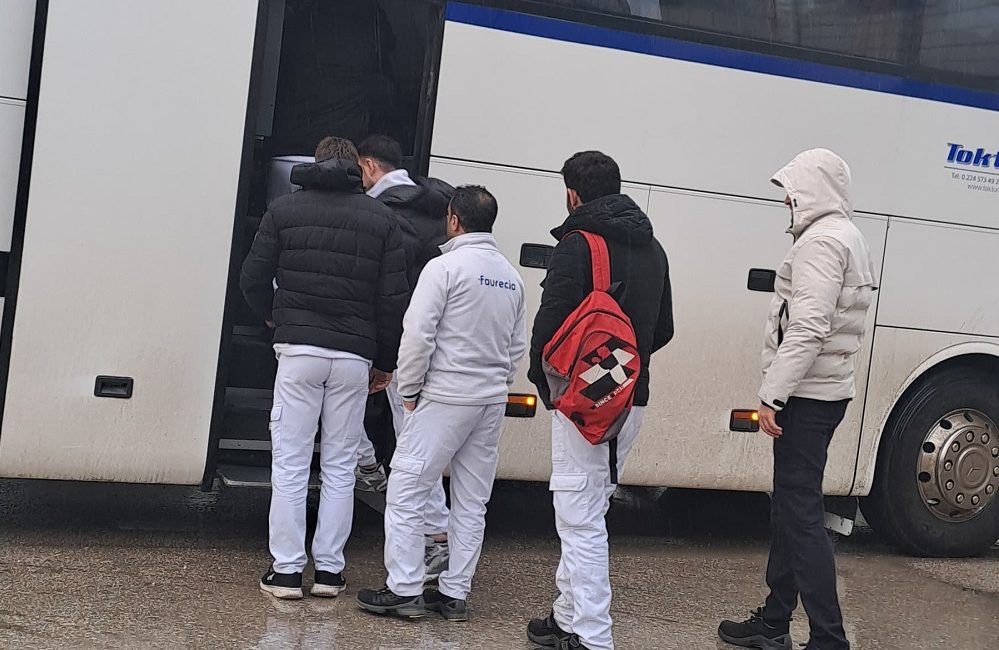 Bursa'nın Orhangazi ilçesinde fabrikalarda çalışan vatandaşların servis bekleme alanlarındaki durak