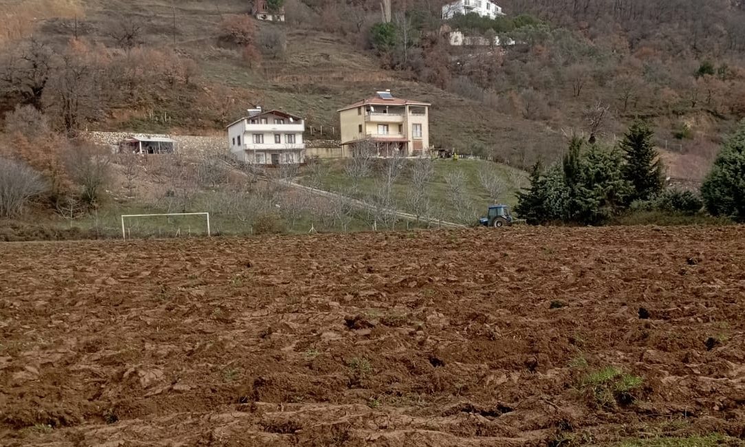Bursa'nın Orhangazi ilçesinde uzun yıllardır kullanılan bir futbol sahası, iddialara